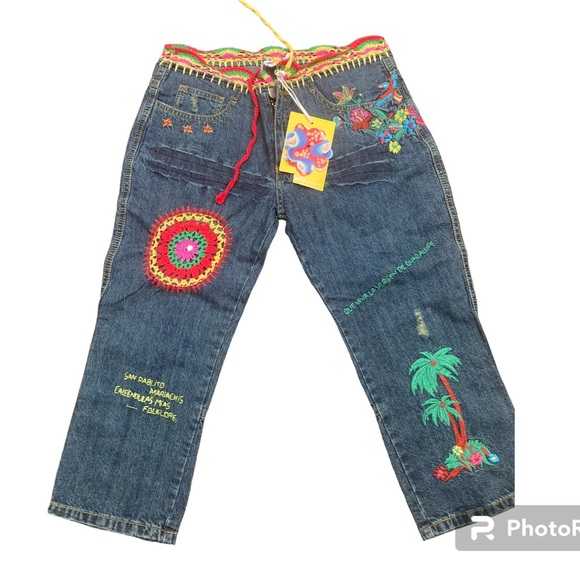 MUCHACHA Ladies Embroidered Jean Capris! NWT - Picture 2 of 4